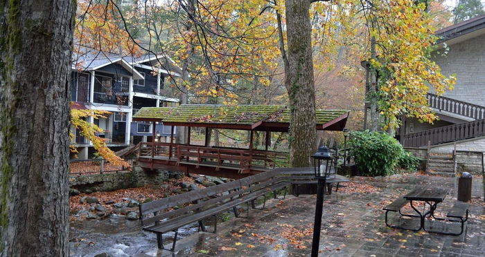 Brookside Lodge (Brookside Motel and Ranch House) - Web Listing (newer photo)